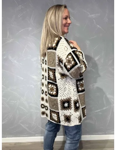 Bagside af brun/beige hæklet cardigan til kvinder – TIPPY