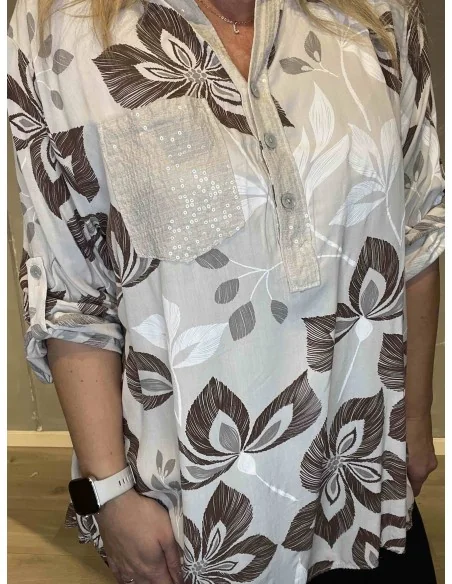 Palietter på brystlomme og knaplukning på beige skjortebluse – TIPPY