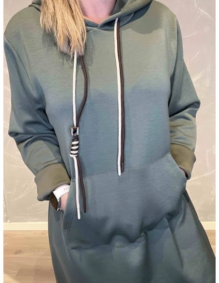 Hætte og snøre på grøn sweatkjole – TIPPY