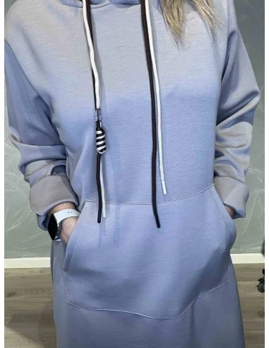 Kængurulomme og hætte på beige sweatkjole – TIPPY