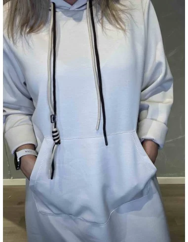 Kængurulomme og hætte på sand sweatkjole – TIPPY