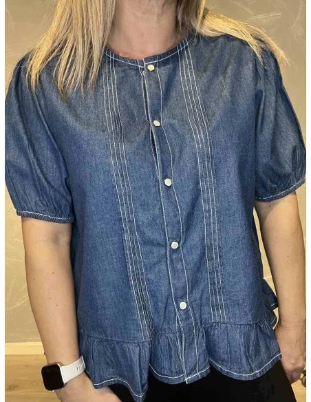 Nærbillede af skjorteknapper på denim skjorte – TIPPY
