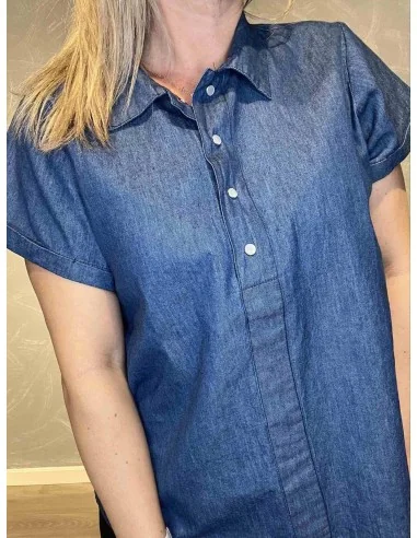 Nærbillede af knaplukning på denim skjortebluse – TIPPY
