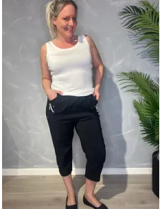 Sorte knickers set forfra, viser den høje talje og den gode pasform- TIPPY