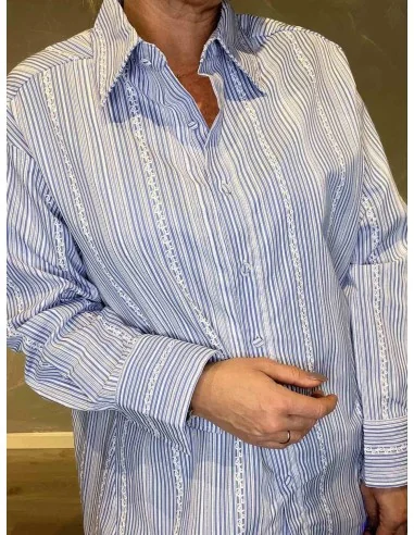 Nærbillede af vævet struktur på stribet skjorte – TIPPY