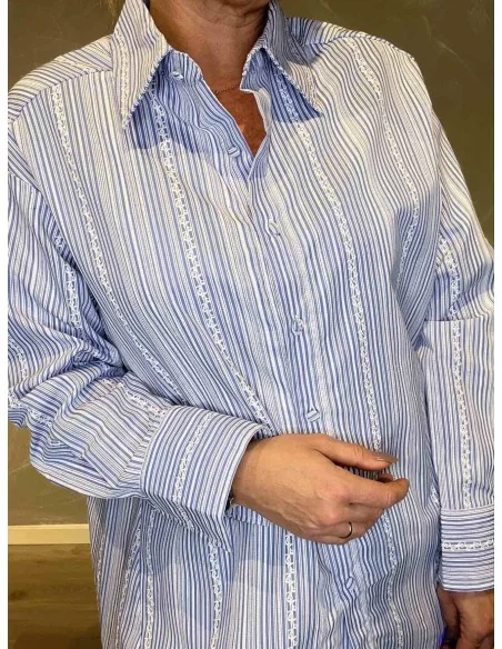 Nærbillede af vævet struktur på stribet skjorte – TIPPY