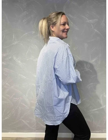 Bagside af blå ternet skjorte med ekstra længde – TIPPY