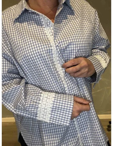 Nærbillede af ternet mønster og broderi – TIPPY