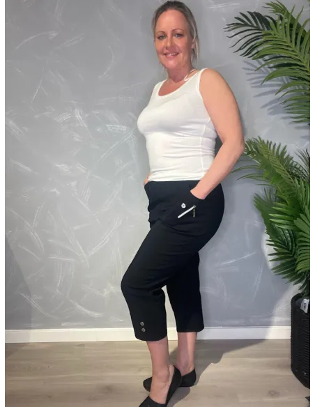 Knickers set fra siden, viser den høje talje og knapper ved benene. TIPPY