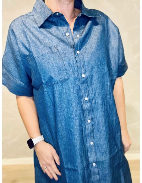 Nærbillede af knaplukning på denim storskjorte – TIPPY