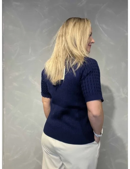 Bagside af navy polo i kabelstrik – TIPPY