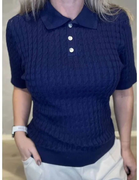 Kabelstrik og knaplukning på navy polo – TIPPY