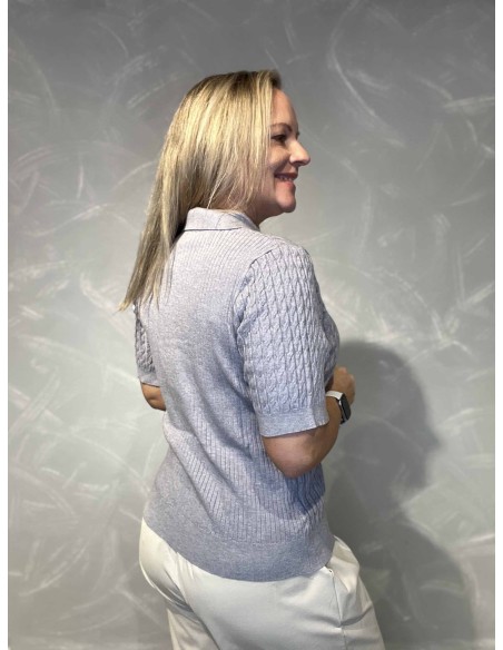 Bagside af lys grå polo i kabelstrik til kvinder – TIPPY