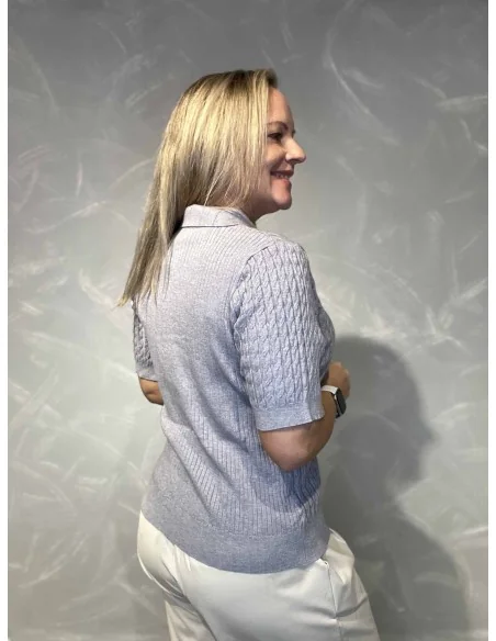 Bagside af lys grå polo i kabelstrik til kvinder – TIPPY