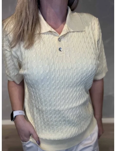 “Nærbillede af kabelstrik på polo – TIPPY