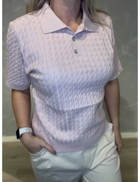 Kabelstrik og knapper på rosa polo – TIPPY