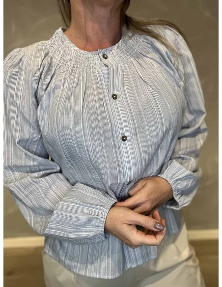 Nærbillede af striber og smock hals på skjorte – TIPPY