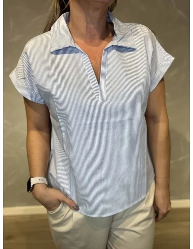 Striber på blå bluse med korte ærmer – TIPPY