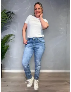 Lyse slim fit jeans fra Karostar vist forfra på model -TIPPY