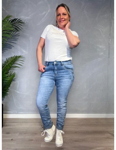 Lyse slim fit jeans fra Karostar vist forfra på model -TIPPY