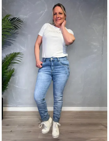 Lyse slim fit jeans fra Karostar vist forfra på model -TIPPY