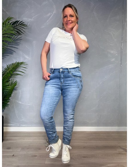 Lyse slim fit jeans fra Karostar vist forfra på model -TIPPY