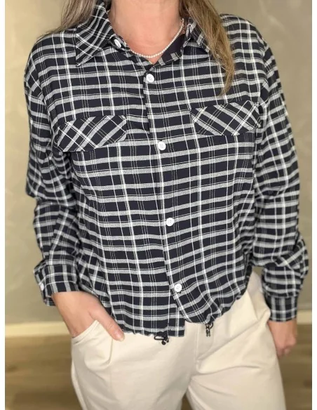 Nærbillede af ternet mønster på skjorte – TIPPY