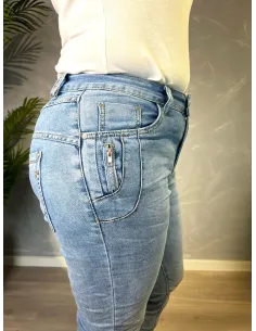 Lyse slim fit jeans fra Karostar vist forfra på model -TIPPY 2