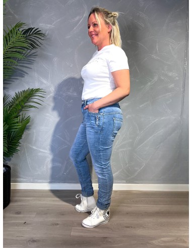 Lyse slim fit jeans fra Karostar vist fra siden på model mod grå baggrund - TIPPY