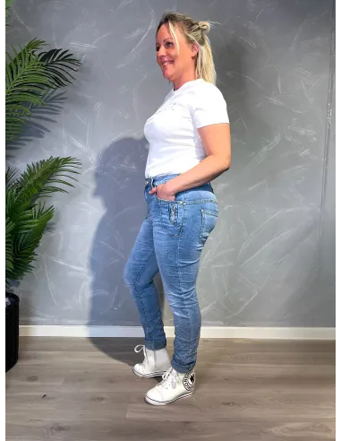 Lyse slim fit jeans fra Karostar vist fra siden på model mod grå baggrund - TIPPY