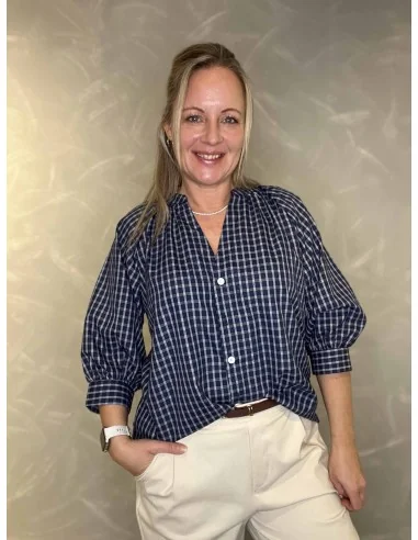 Navy småternet skjorte med kinakrave til kvinder – Design by TIPPY