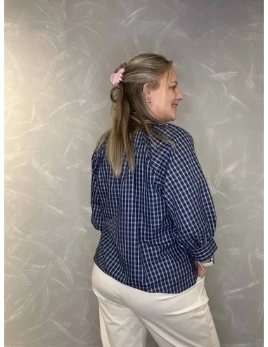 Bagside af navy småternet skjorte til kvinder – TIPPY