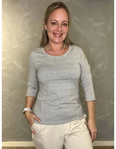 Stribet t-shirt med 3/4 ærmer i milk og navy til kvinder – TIPPY