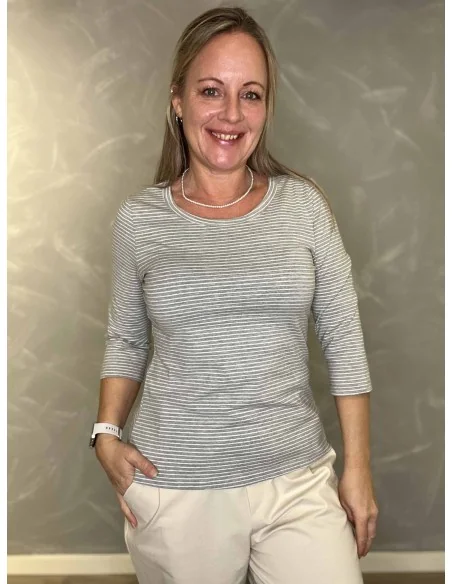 Stribet t-shirt med 3/4 ærmer i milk og navy til kvinder – TIPPY