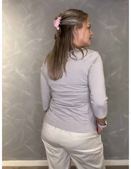 “Bagside af sand/milk stribet t-shirt til kvinder – TIPPY