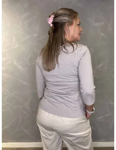 “Bagside af sand/milk stribet t-shirt til kvinder – TIPPY