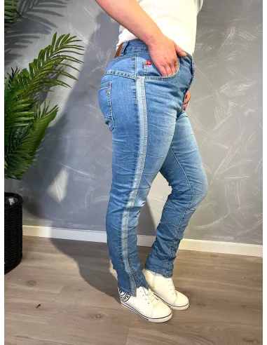Lyse slim fit jeans fra Karostar med dekorative knapper og sidestripe vist fra siden - TIPPY