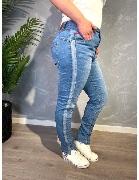 Lyse slim fit jeans fra Karostar med dekorative knapper og sidestripe vist fra siden - TIPPY