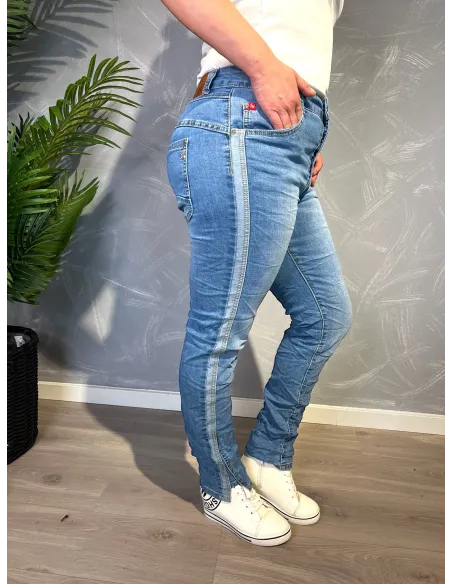 Lyse slim fit jeans fra Karostar med dekorative knapper og sidestripe vist fra siden - TIPPY