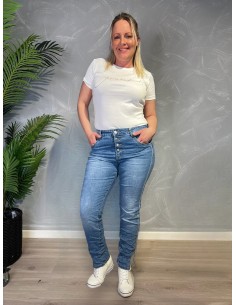 Lyse slim fit jeans fra Karostar med sidestripe vist forfra på model -TIPPY