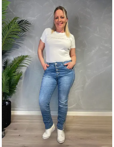 Lyse slim fit jeans fra Karostar med sidestripe vist forfra på model -TIPPY