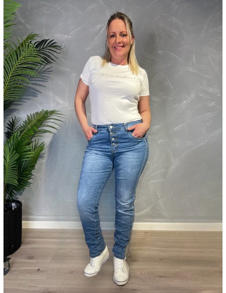 Lyse slim fit jeans fra Karostar med sidestripe vist forfra på model -TIPPY
