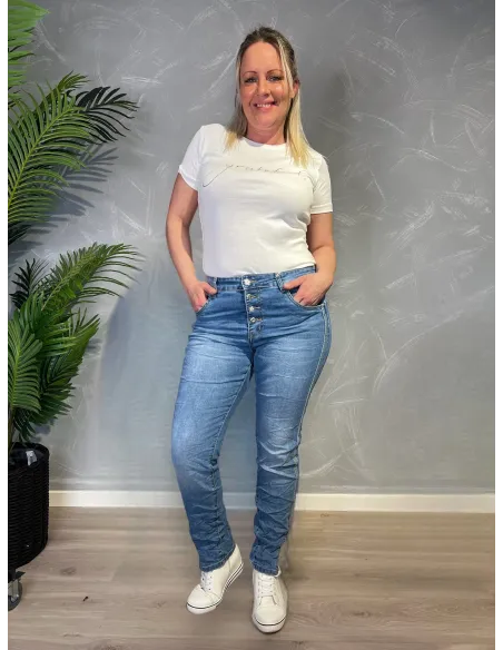 Lyse slim fit jeans fra Karostar med sidestripe vist forfra på model -TIPPY