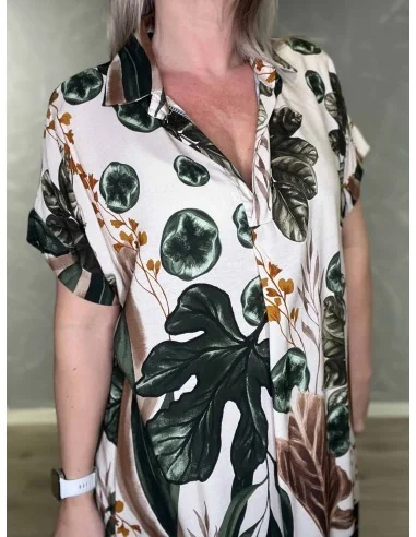 Nærbillede af viskose og bladprint på botanisk kjole – TIPPY