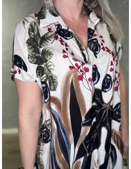 Nærbillede af viskose og bladprint på botanisk kjole – TIPPY