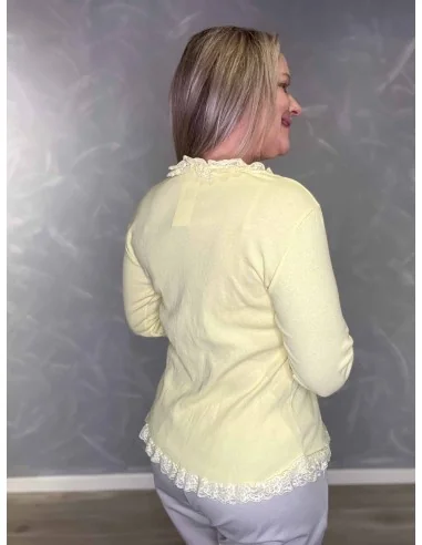 Bagside af gul rib bluse med blondekanter – TIPPY