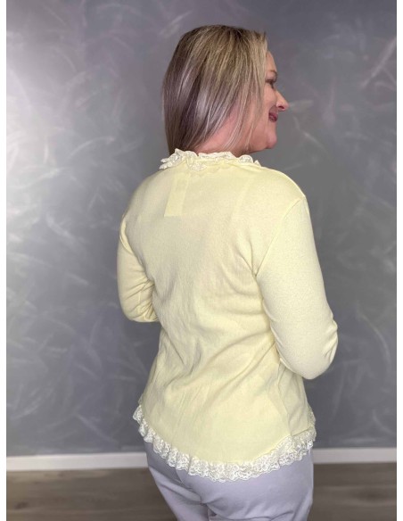 Bagside af gul rib bluse med blondekanter – TIPPY