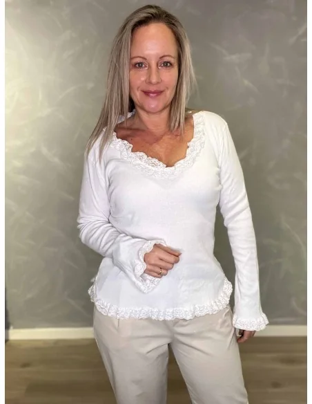 Hvid rib bluse med blondekanter til kvinder – TIPPY Collection