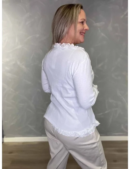 Bagside af hvid rib bluse med blondekanter – TIPPY