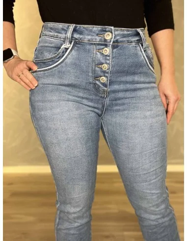 Nærbillede af knapper og denim på Karostar bukser – TIPPY